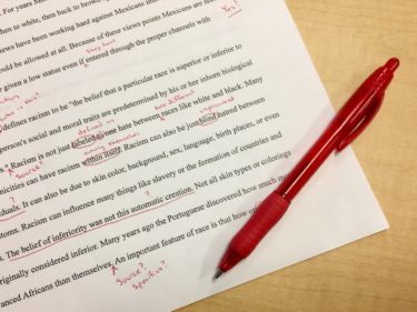 【語源も分かって、忘れない】英単語「hypothesis」の意味と使い方・覚え方・文法解説【hypo-(下に)+thesis(置く)=仮の土台】