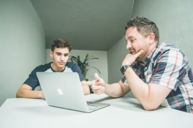 【語源も分かって、忘れない】英単語「ensure」の意味と使い方・覚え方・文法解説【en-(〜にする)+sure(確実な)=確実にさせる】