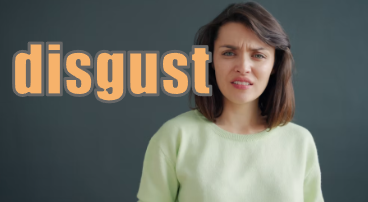 【語源も分かって、忘れない】英単語「disgust」の意味と使い方・覚え方・文法解説【dis-(否定)+gust(味わう)=吐き出したくなる拒絶感】