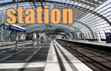 【語源も分かって、忘れない】英単語「station」の意味と使い方・覚え方・文法解説【stat-(立つ)+-ion(名詞化)=一定の場所に立っている場所】