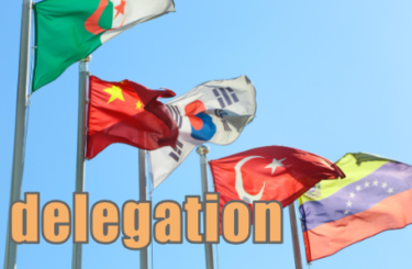 【語源も分かって、忘れない】英単語「delegation」の意味と使い方・覚え方・文法解説【自分の手元から切り離して、相手に送り任せること】