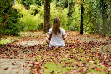 【語源も分かって、忘れない】英単語「fortunately」の意味と使い方・覚え方・文法解説【fort-(運)+-ate(状態の)+-ly(副詞化)=幸運な状態に】