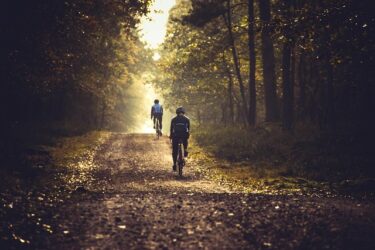 【語源も分かって、忘れない】英単語「into」の意味と使い方・覚え方・文法解説【in(中に)+to(向かって)=中へと入り込む】