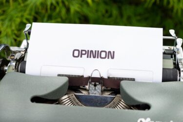 【語源も分かって、忘れない】英単語「opinion」の意味と使い方・覚え方・文法解説【opin-(思う)+-ion(こと)＝自分が正しいと思うこと】