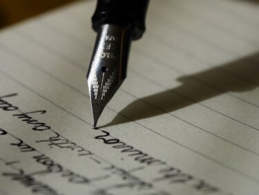 【語源も分かる】英単語「resign」の意味と使い方・文法解説！類義語quit / retireとの違いも徹底比較【re-(戻す)+sign(サイン)=サインを取り消して白紙に戻す】