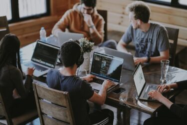 【語源も分かる】英単語「artificial」の意味と使い方・例文・類義語を徹底解説！【art-(技術)+-fic(作る)+-ial(性質)】