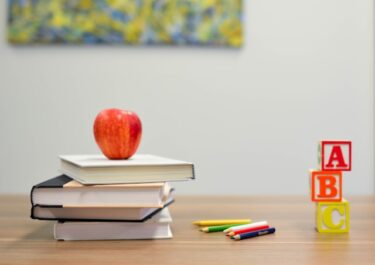 【語源も分かって、忘れない】英単語「dominant」の意味と使い方・覚え方・文法解説【domin-(主人、支配者)⇒主人として君臨している】