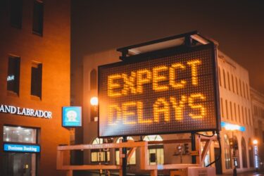 【語源も分かる】英単語「delay」の意味と使い方・文法解説！postponeやprocrastinateとの違いもスッキリわかる