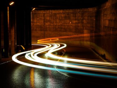 【語源も分かる】英単語 accordingly の意味と使い方・文法解説！thereforeとの違いやビジネス頻出フレーズも紹介