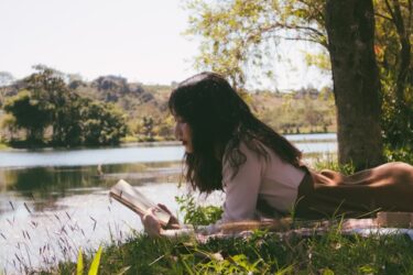 【語源も分かる】英単語 regardless の意味と使い方・文法解説｜類義語との違いも徹底比較【regard(配慮)+-less(なし)=お構いなしに】