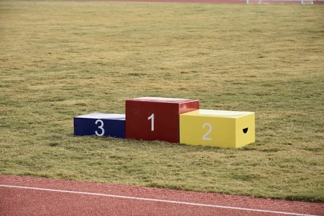 1・2・3と並んだ表彰台(順番のイメージ)