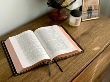 【語源も分かる】英単語「explain」の意味・使い方・文法解説！describeとの違いや語源も徹底解説