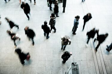 【語源も分かる】英単語「press」の意味と使い方・覚え方・文法解説【press=圧力をかける・押しつける】