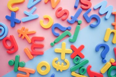 【語源も分かる】英単語「understand」の意味と使い方・覚え方！進行形や類義語も解説