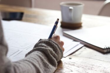 【語源も分かって、忘れない】英単語「of」の意味と使い方・覚え方・文法解説【of＝繋がり・源泉からの出自】