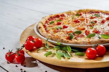 【語源も分かる】英単語「caterer」の意味と使い方・覚え方・文法解説【cater(料理を調達する)⇒必要な食べ物を外から調達して届ける人】