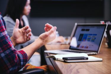 Palavras de preenchimento em espanhol: este, pues, o sea e a ver (guia completo para brasileiros)